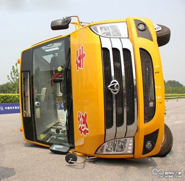 長安校車真人側翻特技表演填補動態(tài)測試空白 商用車之家