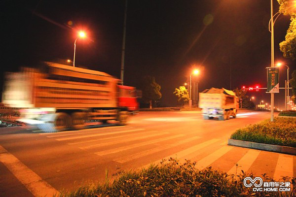 闖紅燈已成道路常態 渣土車上路即“違規”