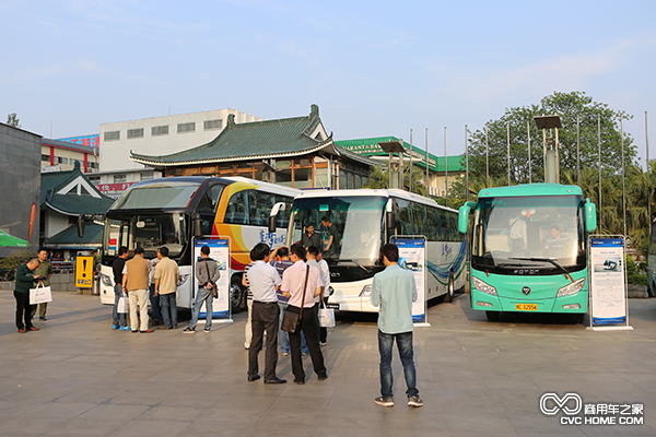 領導及嘉賓參觀福田歐輝展車.png