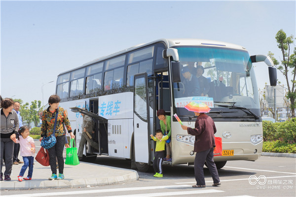 走下園博會專線車，游客們的內心滿是期待.jpg